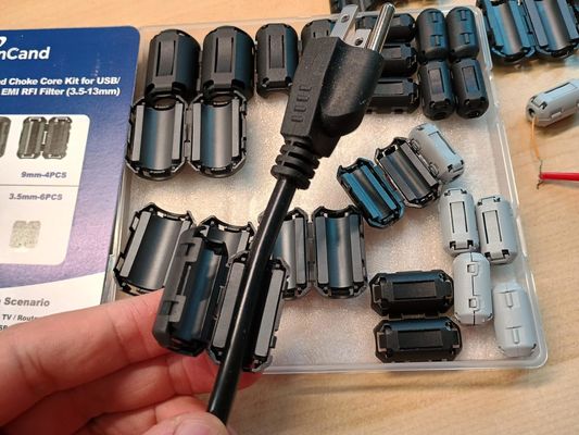 แหวนเฟอริท Snap-On ด้วยความคัดกรอง 155 โอม สําหรับการดึง EMI / RFI และตัวเลือกการออกแบบตามต้องการ